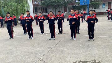 为什么很多孩子跟父母关系僵硬？该怎么解决这一问题？