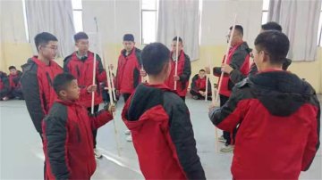 孩子团体意识差缺自信不懂付出怎么办，说教无用来玩《不倒森林》，游戏中搞