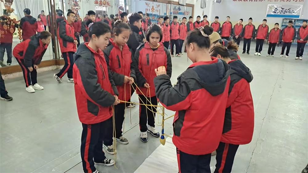 孩子学习有压力无大局观怎么办，借助李锋教育拓展游戏《神笔马良》搞定他_www.hnlfjy.com.cn