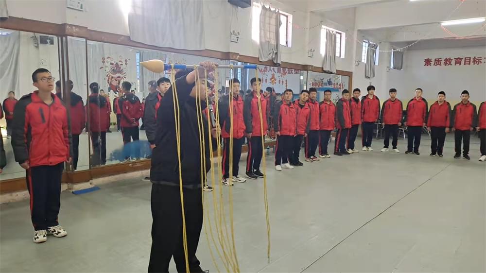 孩子学习有压力无大局观怎么办，借助李锋教育拓展游戏《神笔马良》搞定他_www.hnlfjy.com.cn