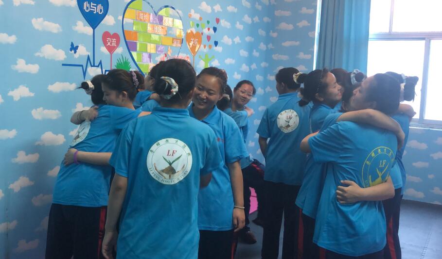  面对挫折和失败 孩子总是输不起 父母该如何教孩子坦然面对！_www.hnlfjy.com.cn