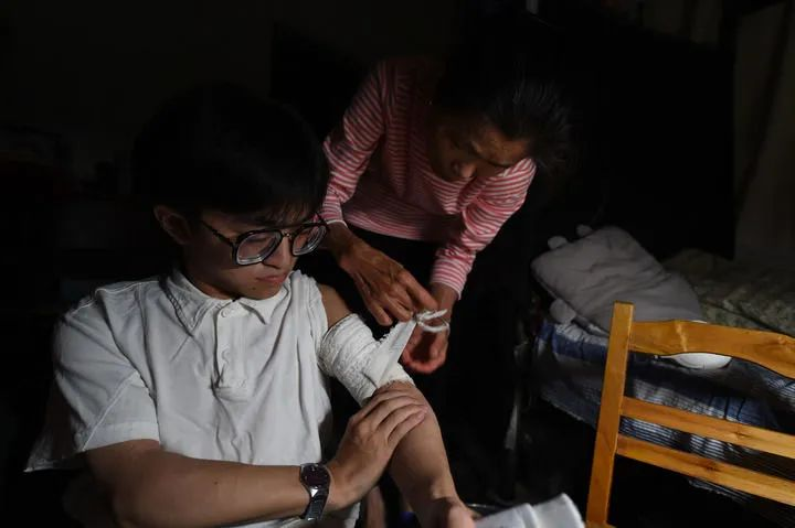 他驾着扭扭车参加高考，原因让人心疼！_www.hnlfjy.com.cn