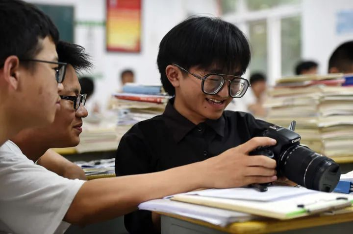 他驾着扭扭车参加高考，原因让人心疼！_www.hnlfjy.com.cn