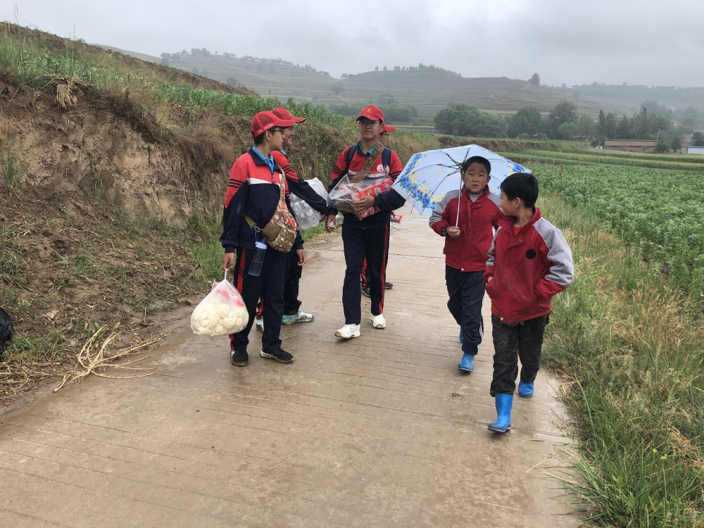 李锋教育「2022年成长不烦恼」磨炼营：微风细雨中结伴山村学子_www.hnlfjy.com.cn