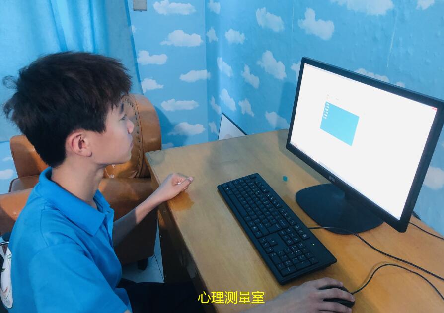 积极耐心倾听孩子的烦心事，莫要一味的反驳孩子意见！_www.hnlfjy.com.cn