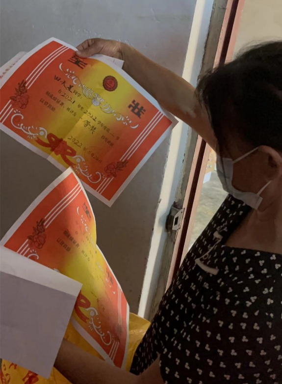河南电视台《小莉帮忙》联合李锋教育挽救嫌母丑且亲情冷漠、沉迷游戏、大打出手的姐弟俩的蜕变成长历程_www.hnlfjy.com.cn