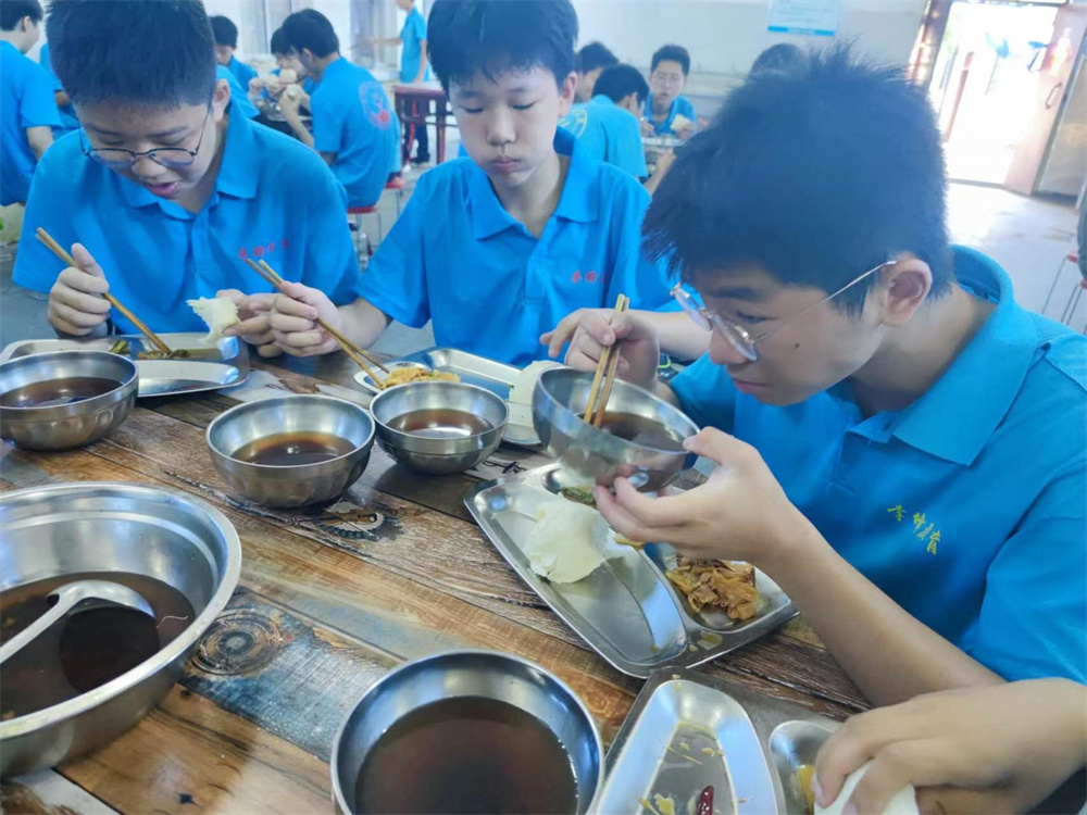 河南电视台《小莉帮忙》联合李锋教育挽救嫌母丑且亲情冷漠、沉迷游戏、大打出手的姐弟俩的蜕变成长历程_www.hnlfjy.com.cn