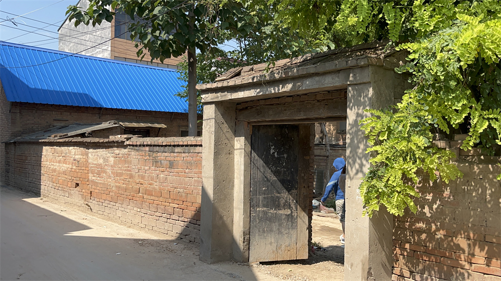 河南电视台《小莉帮忙》联合李锋教育挽救嫌母丑且亲情冷漠、沉迷游戏、大打出手的姐弟俩的蜕变成长历程_www.hnlfjy.com.cn