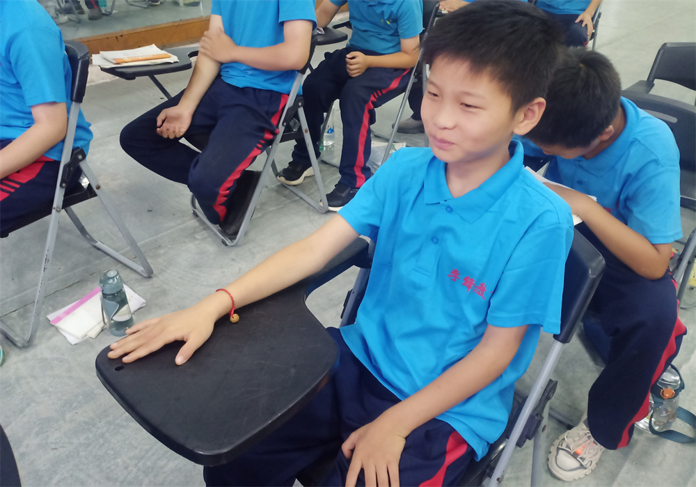 河南电视台《小莉帮忙》联合李锋教育挽救嫌母丑且亲情冷漠、沉迷游戏、大打出手的姐弟俩的蜕变成长历程_www.hnlfjy.com.cn