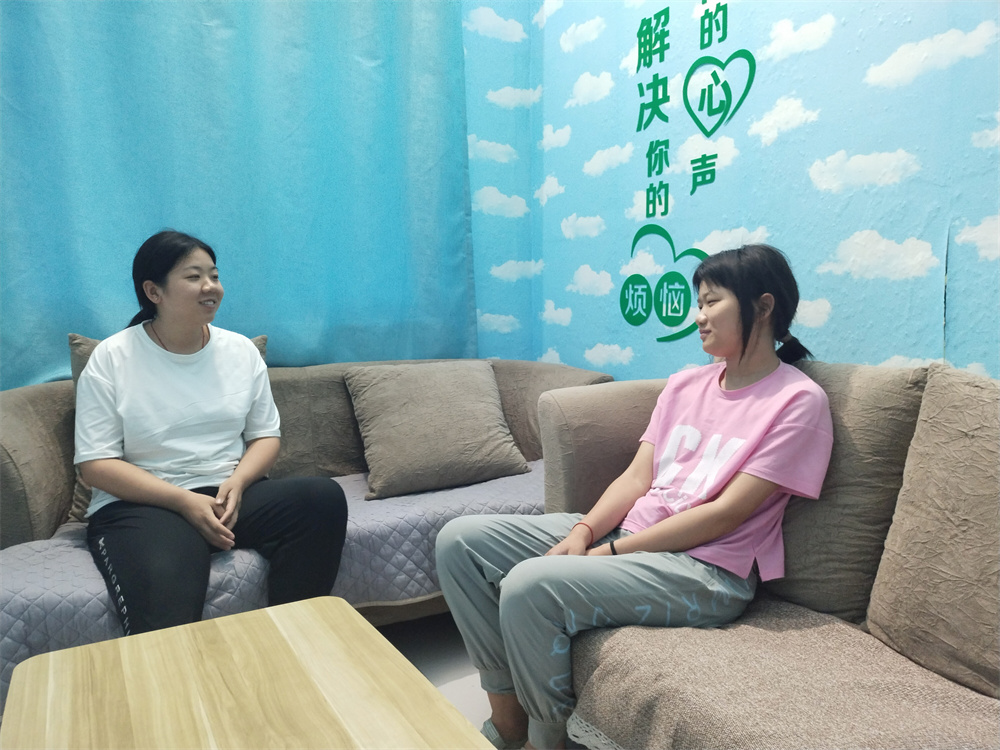 河南电视台《小莉帮忙》联合李锋教育挽救嫌母丑且亲情冷漠、沉迷游戏、大打出手的姐弟俩的蜕变成长历程_www.hnlfjy.com.cn
