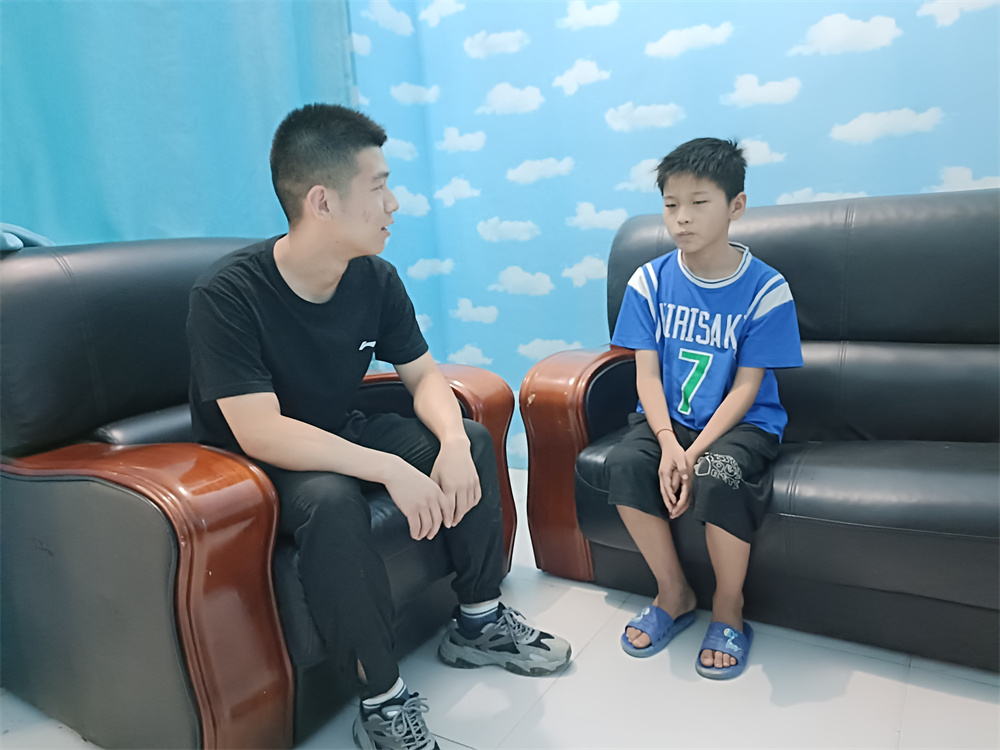 河南电视台《小莉帮忙》联合李锋教育挽救嫌母丑且亲情冷漠、沉迷游戏、大打出手的姐弟俩的蜕变成长历程_www.hnlfjy.com.cn