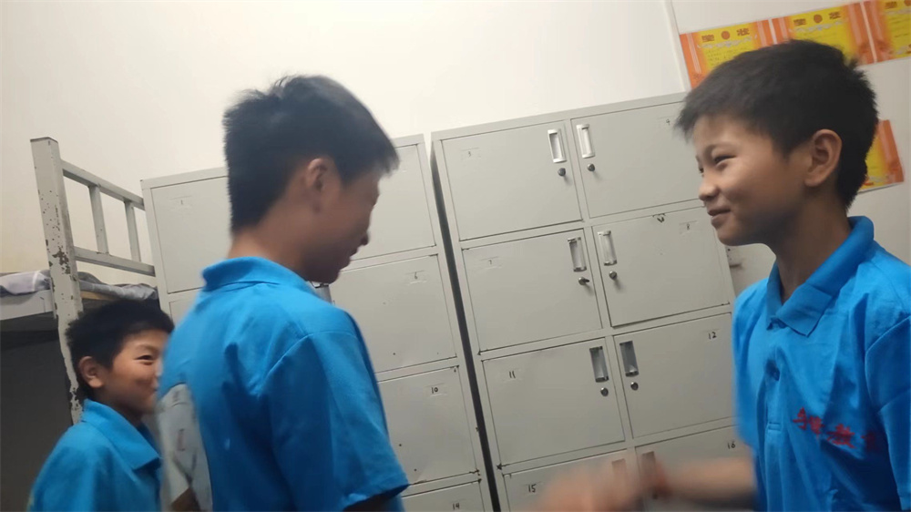 河南电视台《小莉帮忙》联合李锋教育挽救嫌母丑且亲情冷漠、沉迷游戏、大打出手的姐弟俩的蜕变成长历程_www.hnlfjy.com.cn