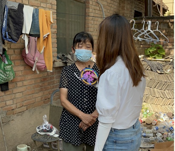 河南电视台《小莉帮忙》联合李锋教育挽救嫌母丑且亲情冷漠、沉迷游戏、大打出手的姐弟俩的蜕变成长历程_www.hnlfjy.com.cn