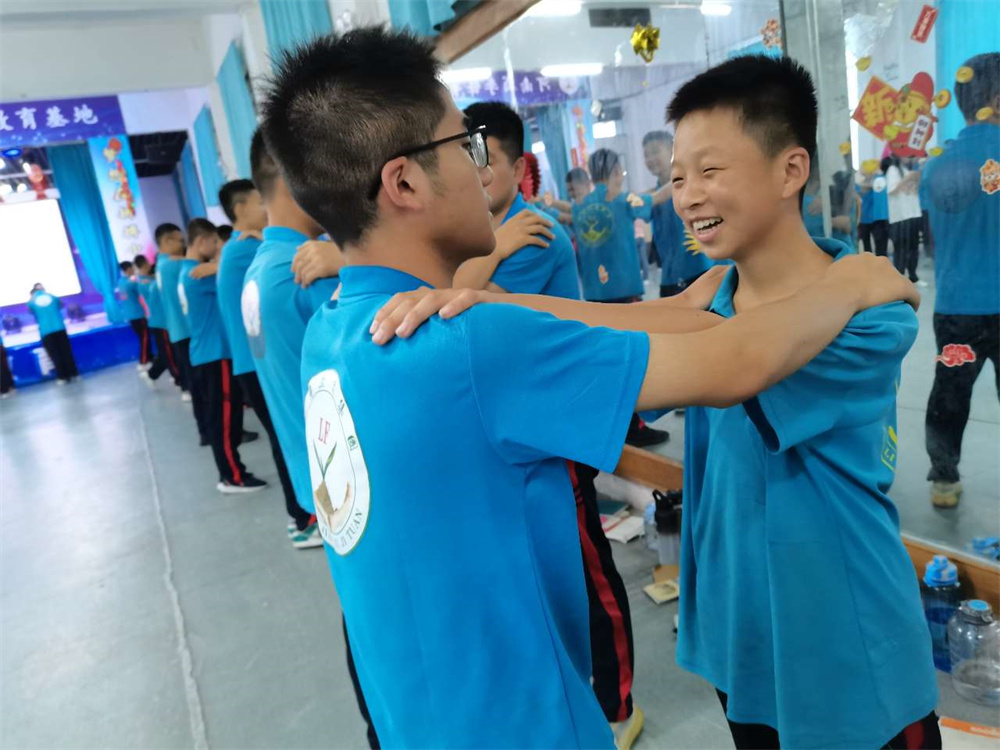 李锋教育突破课程之《鹰王重生》，两天一夜沉浸式学习，让孩子成功蜕变突围！_www.hnlfjy.com.cn