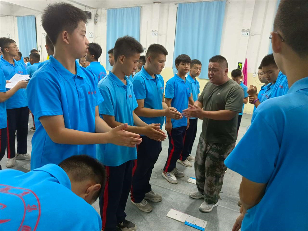 李锋教育突破课程之《鹰王重生》，两天一夜沉浸式学习，让孩子成功蜕变突围！_www.hnlfjy.com.cn