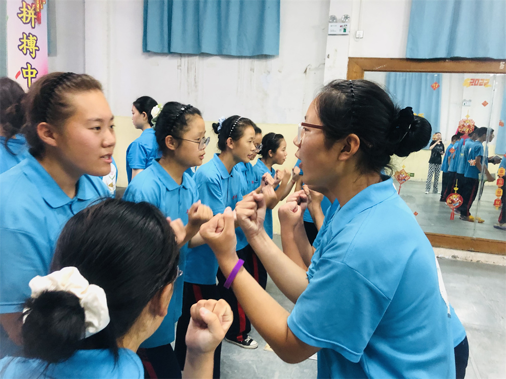 李锋教育突破课程之《鹰王重生》，两天一夜沉浸式学习，让孩子成功蜕变突围！_www.hnlfjy.com.cn