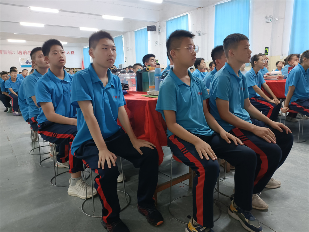 李锋教育突破课程之《鹰王重生》，两天一夜沉浸式学习，让孩子成功蜕变突围！_www.hnlfjy.com.cn