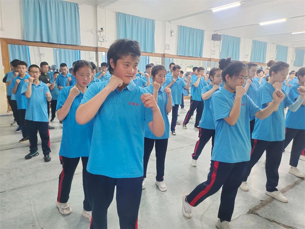 孩子叛逆沉迷手机怎么办?试试这个办法-比吼一千句都有用_www.hnlfjy.com.cn