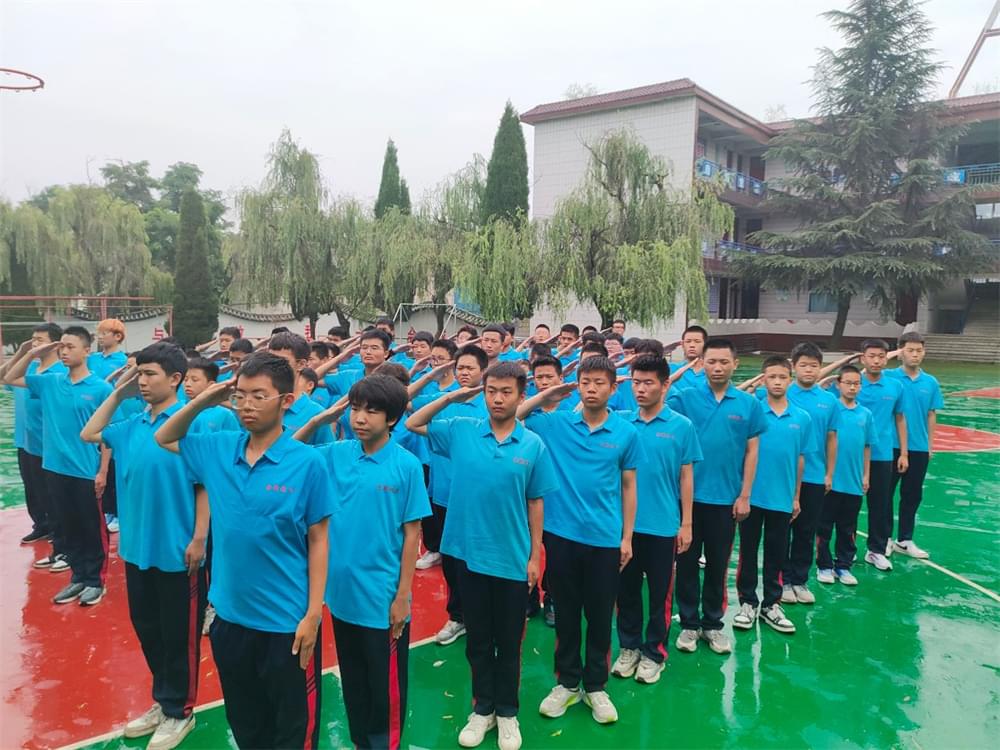 孩子因为老师严厉而害怕，父母应该如何开导！_www.hnlfjy.com.cn