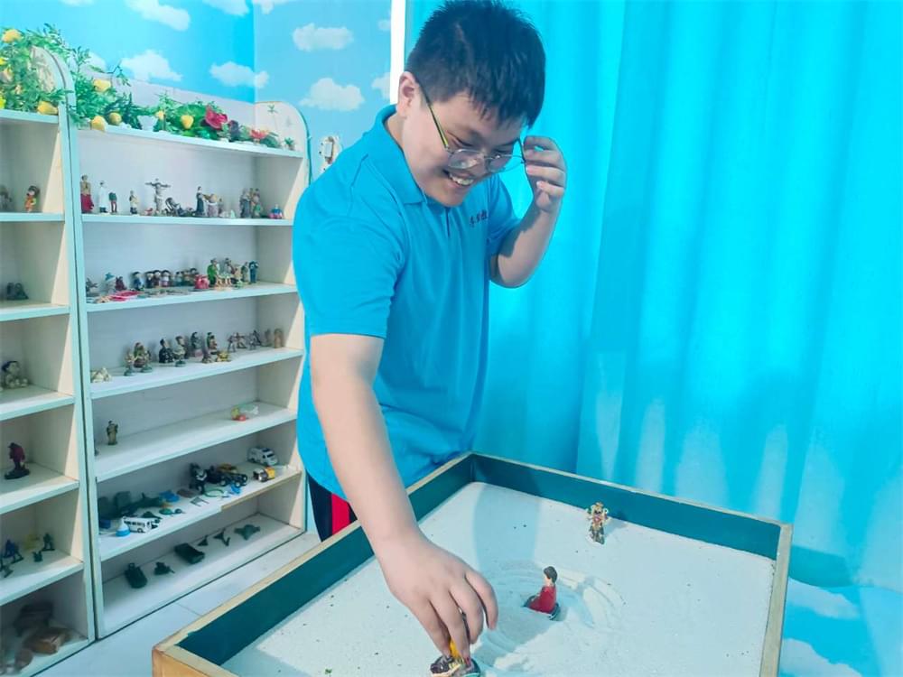 孩子因为老师严厉而害怕，父母应该如何开导！_www.hnlfjy.com.cn