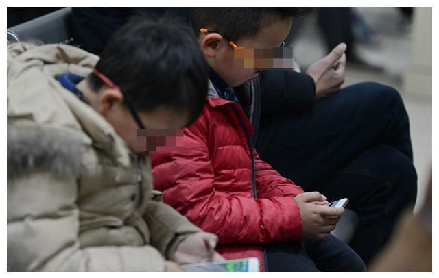 预防孩子沉迷手机，家长要做好这几件事_www.hnlfjy.com.cn