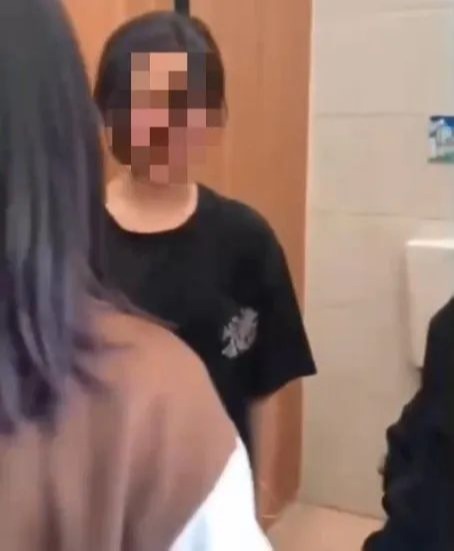  河南女生遭羞辱：4分钟89次，头套垃圾桶，被强迫拍下视频：求你们，饶了我吧……_www.hnlfjy.com.cn