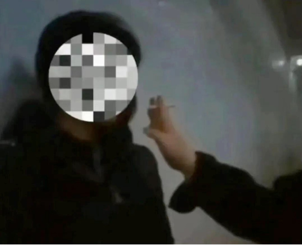  河南女生遭羞辱：4分钟89次，头套垃圾桶，被强迫拍下视频：求你们，饶了我吧……_www.hnlfjy.com.cn