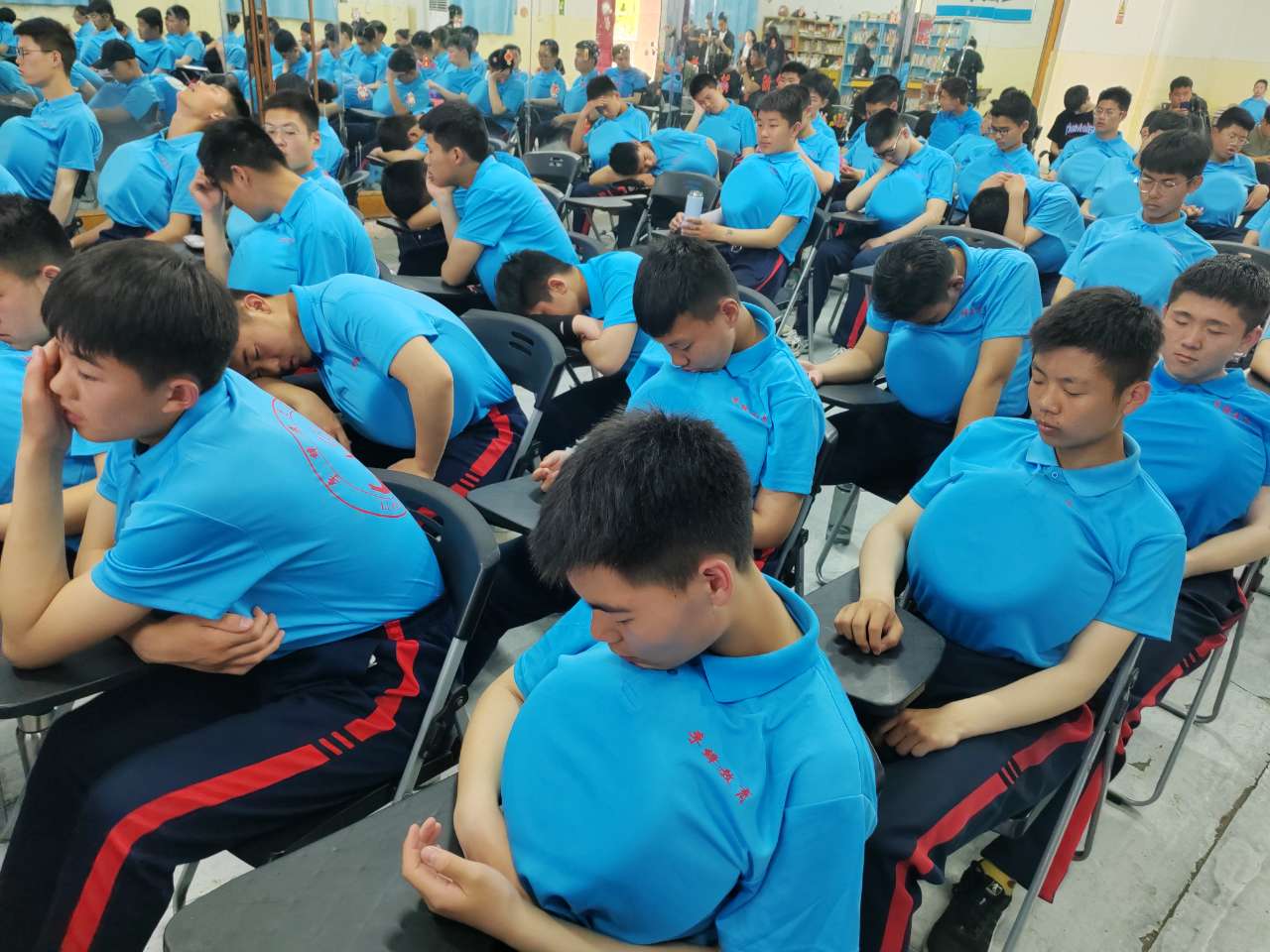 穿越时空遇见30年后的父母——李锋教育2023年母亲节大型感恩活动 穿越时空遇见30年后的父母——李锋教育2023年母亲节大型感恩活动_www.hnlfjy.com.cn