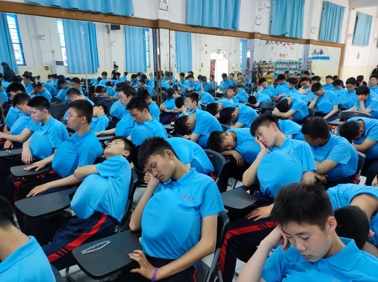 穿越时空遇见30年后的父母——李锋教育2023年母亲节大型感恩活动 穿越时空遇见30年后的父母——李锋教育2023年母亲节大型感恩活动_www.hnlfjy.com.cn