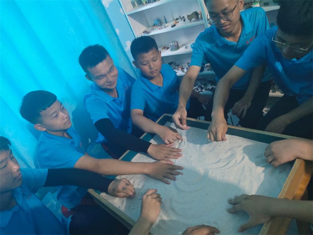  与其抱怨孩子，父母不如多说些鼓励的话，孩子将一天比一天自信优秀！_www.hnlfjy.com.cn