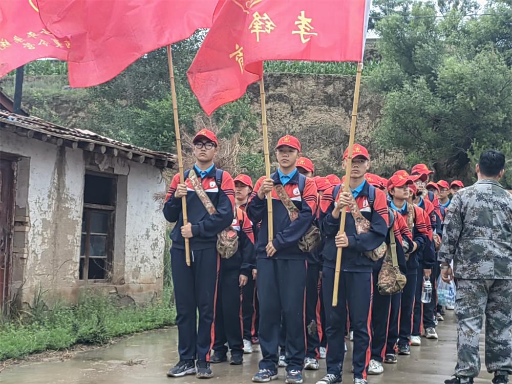 李锋教育「2023年成长不烦恼」夏令营二期第2天：拔扁豆虽苦虽累，但劳动乐趣无限！_www.hnlfjy.com.cn