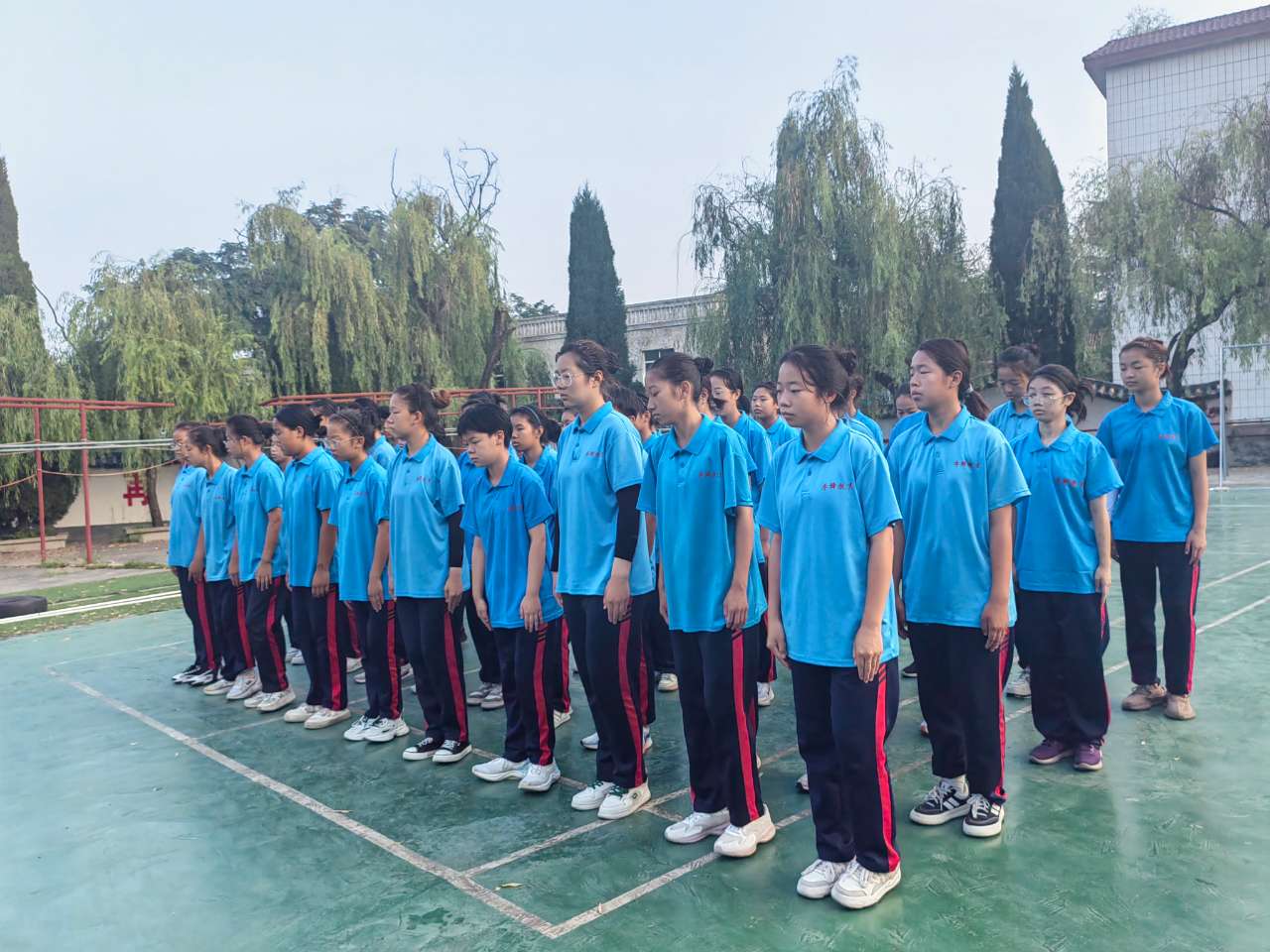  孩子总是“窝里横”“外面怂”，父母应该如何教育！_www.hnlfjy.com.cn