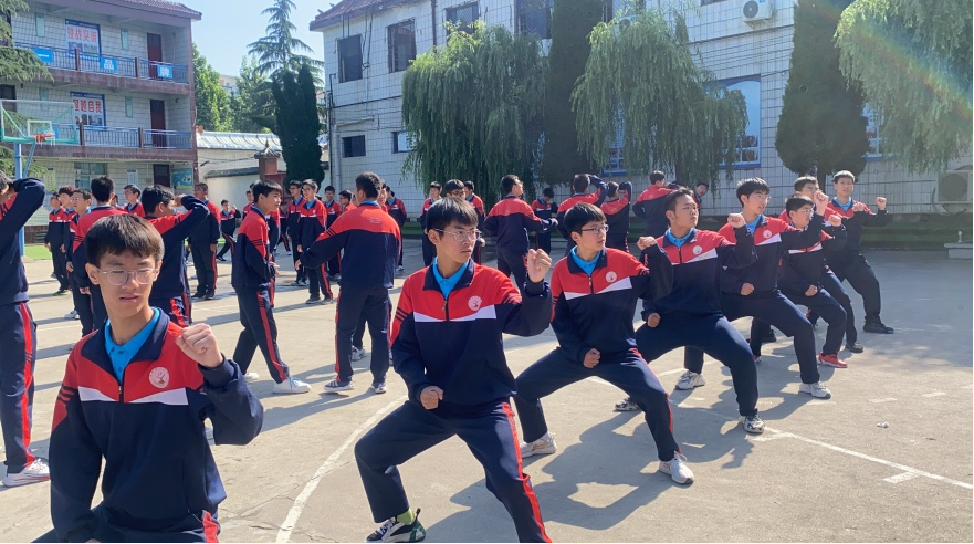 孩子被校园霸凌后，父母该让孩子打回去吗，看看聪明的家长怎么做？_www.hnlfjy.com.cn