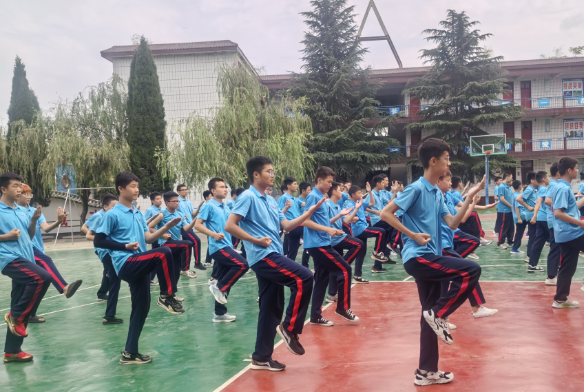 孩子成长的路上莫＂过度保护＂，适当的放手，便于孩子独立面对生活！_www.hnlfjy.com.cn