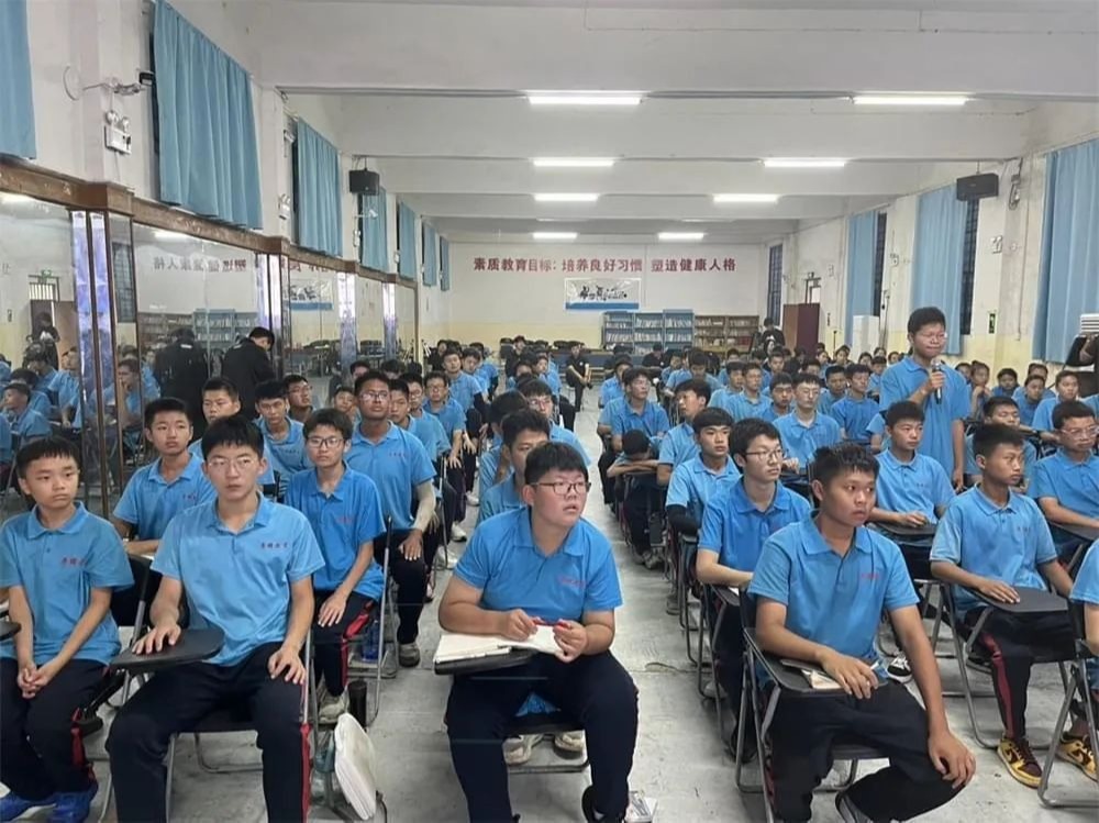  零距离交流，心贴心倾听：李锋校长面对面访谈，深入了解孩子的内心世界_www.hnlfjy.com.cn