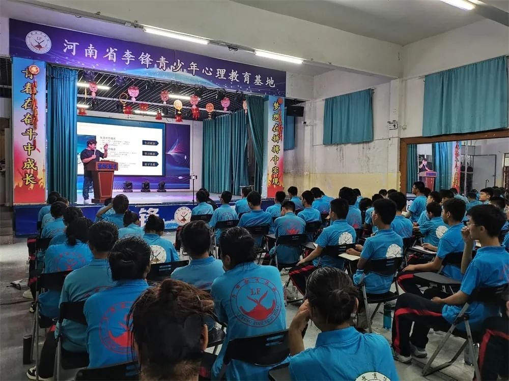  零距离交流，心贴心倾听：李锋校长面对面访谈，深入了解孩子的内心世界_www.hnlfjy.com.cn