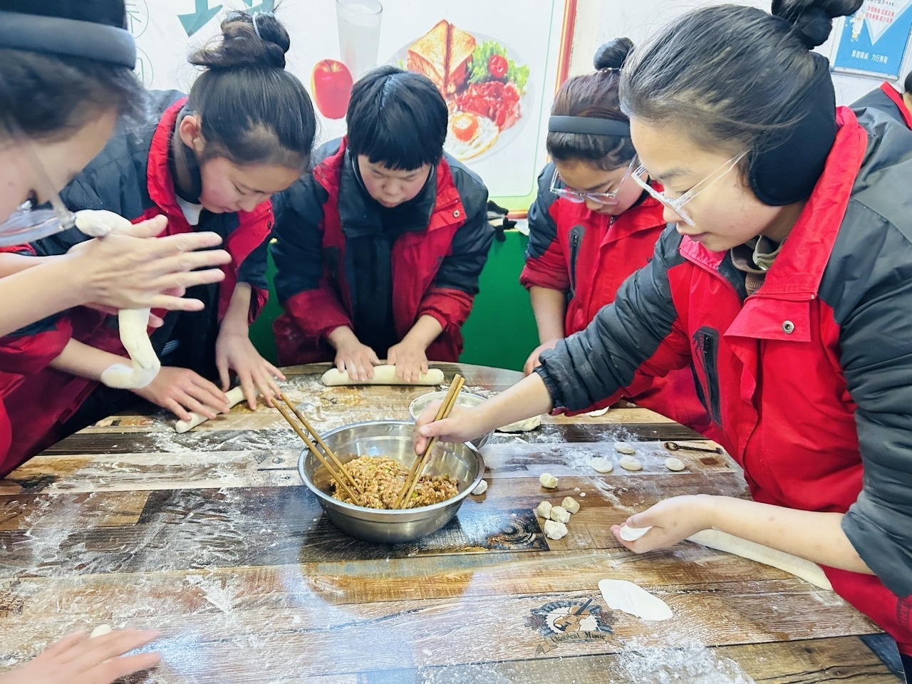 冬至佳节，李锋教育学子齐聚一堂，包饺子品味温馨时光_www.hnlfjy.com.cn