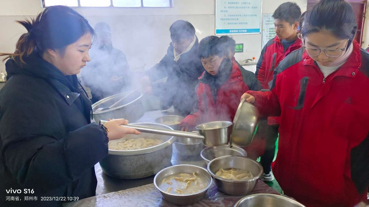 冬至佳节，李锋教育学子齐聚一堂，包饺子品味温馨时光_www.hnlfjy.com.cn