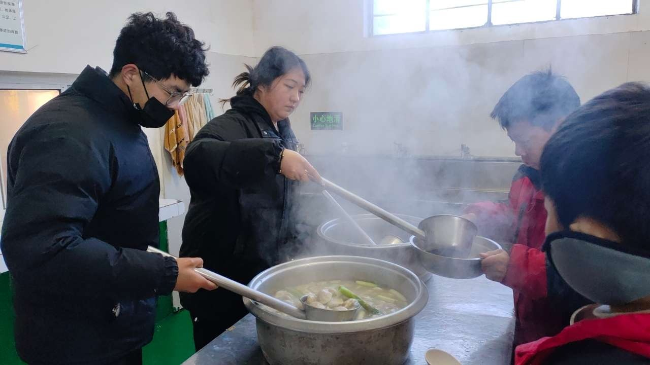 冬至佳节，李锋教育学子齐聚一堂，包饺子品味温馨时光_www.hnlfjy.com.cn