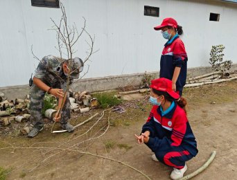 点亮山村之夜：夏令营孩子们携手公益之旅，为山区安装太阳能路灯