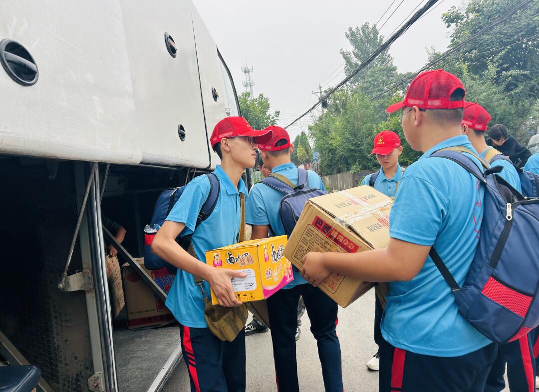 李锋教育贫困山村夏令营第二期开营：开启成长之旅_www.hnlfjy.com.cn