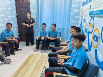 学霸假期超车秘籍：自律+努力+坚持，李锋教育让孩子开学领跑新学期！