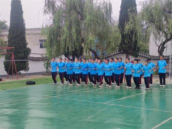 【育儿警钟】不自律的父母，如何无形中剥夺了孩子自律的翅膀？
