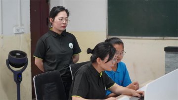 爱的边界：允许孩子自己动手，更需教会他们尊重与爱