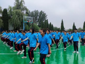 7岁小男孩坚持跑步一年，变化惊人：运动塑造未来之星