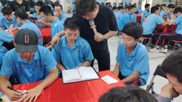 家长如何“活”下来？面对青春期孩子的攻击性，这样做！‌