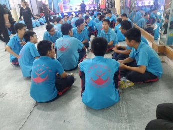孩子被欺负后，要想孩子不叛逆，‌父母要这样做