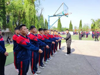 精力过剩、上课不专心…问题孩子如何教育？