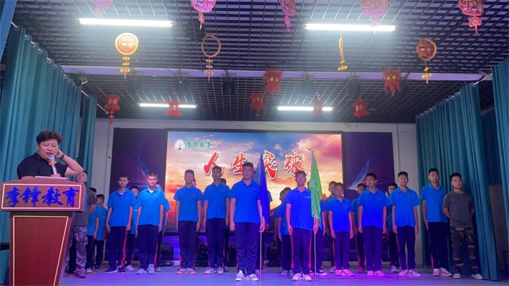 单亲家庭孩子叛逆？李锋教育专家教你如何正确引导！_www.hnlfjy.com.cn