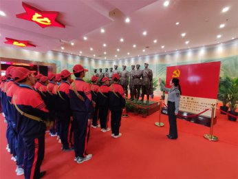 ‌河南叛逆青少年学校：封闭式管理下的单杠训练
